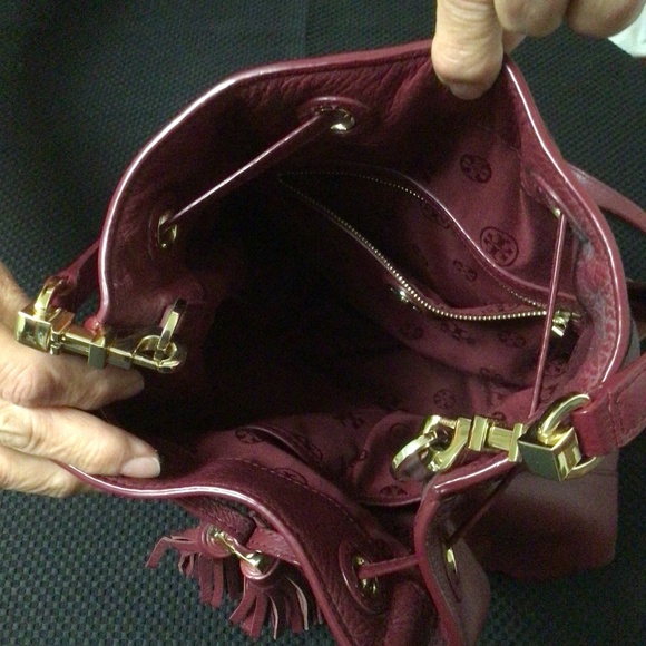 Tory Burch “Thea” all-leather bucket bag ♥️ - Picture 3 of 3